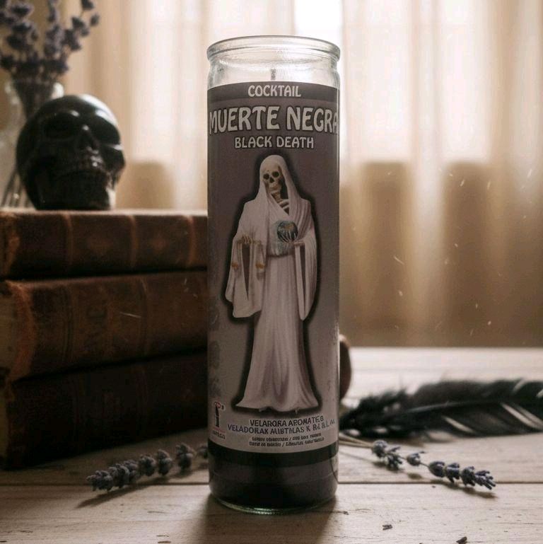 Veladora Muerte Negra Black Death de siete días sobre mesa de madera con libros antiguos y lavanda