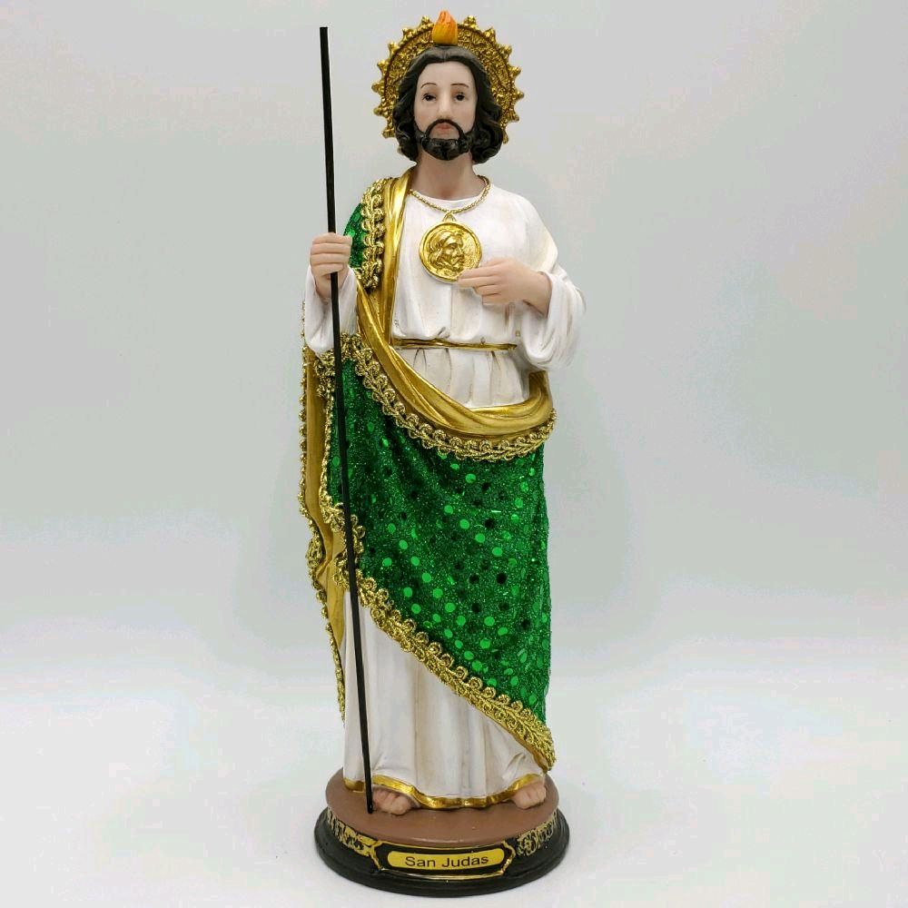 Estatua de San Judas Tadeo con manto verde brillante y bastón