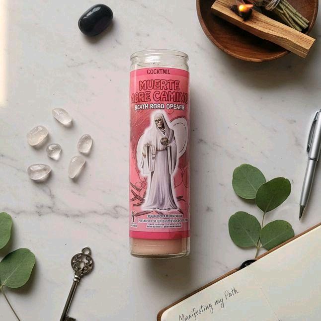 Veladora Muerte Abre Caminos rosa de siete días con cuarzos, palo santo y eucalipto sobre mármol blanco
